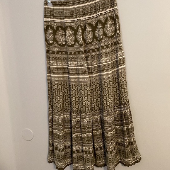 Westport Long Boho Olive & Cream Skirt
Lightweight Flowing Size Small EUC - Picture 4 of 7